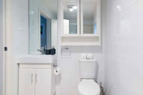 Sleek Contemporary Bondi Beachside Apartment - Holiday Adelaide 5