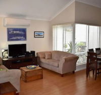 Spacious Home in Mount Hawthorn Next To Lake Monger - Holiday Adelaide