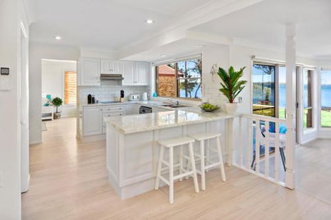 Adrift Retreat St. Georges Basin Waterfront Home - Holiday Adelaide 2