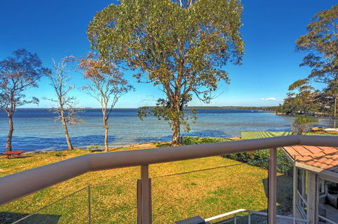 Adrift Retreat St. Georges Basin Waterfront Home - Holiday Adelaide 5