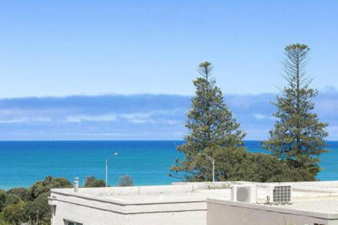 SURF CENTRAL Wifi Double Garage & Smack Bang In The Middle Of Town - Holiday Adelaide 7