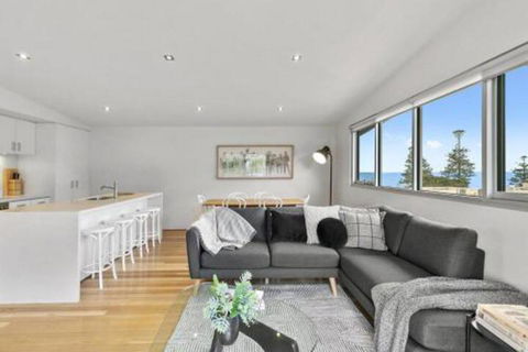 SURF CENTRAL Wifi Double Garage & Smack Bang In The Middle Of Town - Holiday Adelaide 5