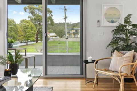 SURF CENTRAL Wifi Double Garage & Smack Bang In The Middle Of Town - Holiday Adelaide 3