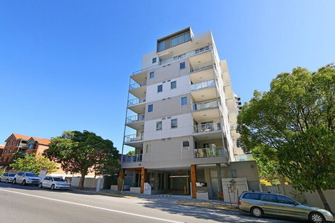 Stunning Two-storey Apartment In Perth's CBD - Holiday Adelaide 1