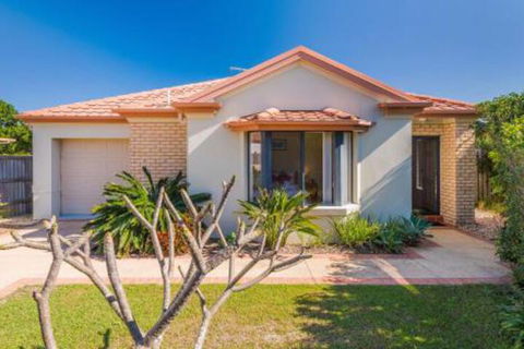 Oceania Cottage LJHooker Yamba - Holiday Adelaide 0