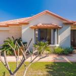 Oceania Cottage LJHooker Yamba - Holiday Adelaide 1