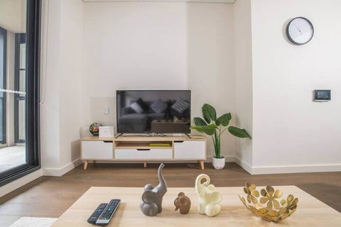 Bright & Modern! 2bed 2bath APT With Parking - Holiday Adelaide 3