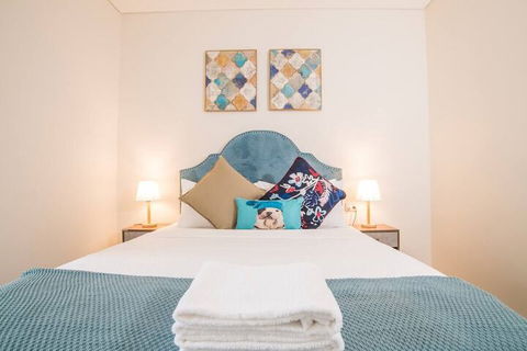 Bright & Modern! 2bed 2bath APT With Parking - Holiday Adelaide 2