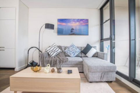 Bright & Modern! 2bed 2bath APT With Parking - Holiday Adelaide 0