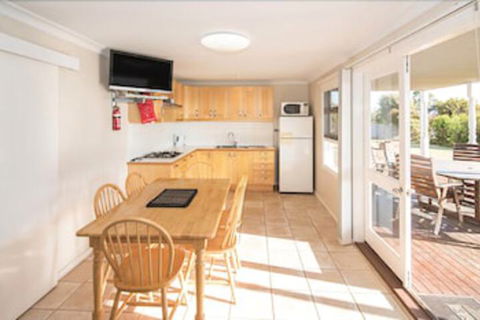 10 Ellis Street Apartment - Holiday Adelaide 1