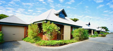 Cowrie Chalet - Holiday Adelaide 0