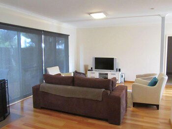 10 Blackwood Retreat - Holiday Adelaide 4