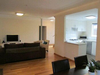 10 Blackwood Retreat - Holiday Adelaide 2