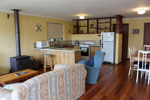 Jen's Beach House - Holiday Adelaide 4