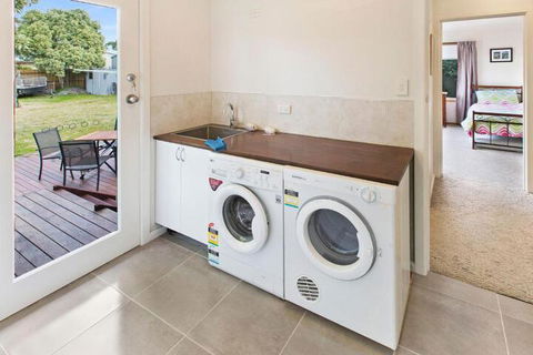 Sama Sama Walking Distance To Town & Water - Holiday Adelaide 7