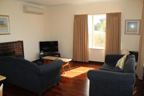 River Panorama Beach House - Holiday Adelaide 7