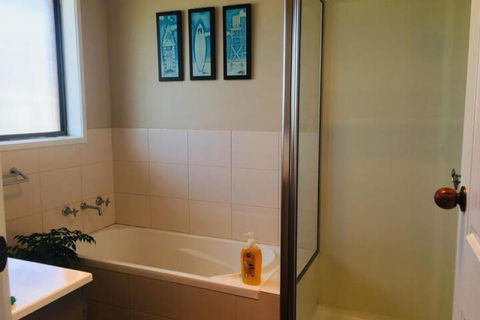 QUEEN BEDROOM FRIENDLY HOME PORTLAND - Holiday Adelaide 3