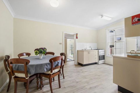 THE TEACHERS COTTAGE - Holiday Adelaide 1