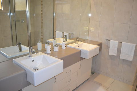 Cypress Drive Townhouse - Holiday Adelaide 6