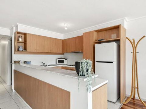 APARTMENT 23 PACIFIC APARTMENTS Sit On The Deck & Soak In The View - Holiday Adelaide 3