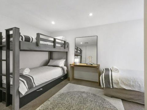 LOUTTIT BAY APARTMENT 2 Main Street With Wifi & Views - Holiday Adelaide 5