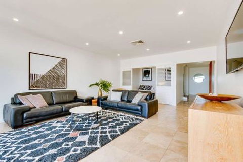 Sapphire Seas Beach House - Holiday Adelaide 0
