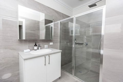 Wagga Apartments 4 - Holiday Adelaide 0