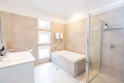 Wagga Apartments 5 - Holiday Adelaide 3