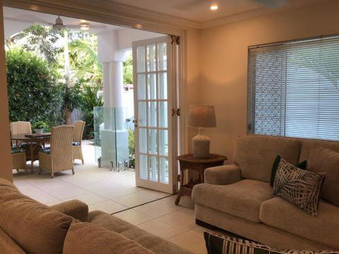 Walk To The Ocean In Five Minutes - Holiday Adelaide 0