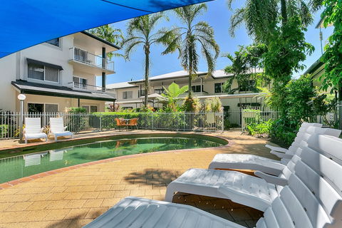 Cairns Reef Apartments & Motel - Holiday Adelaide 3