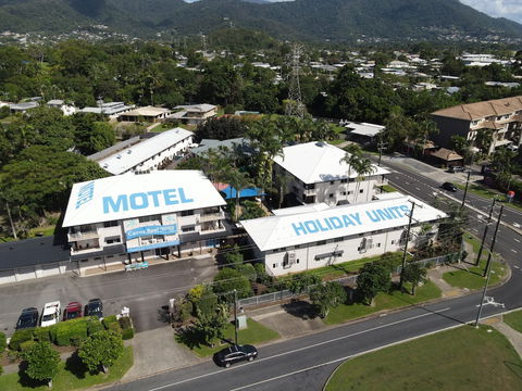 Cairns Reef Apartments & Motel - Holiday Adelaide 0