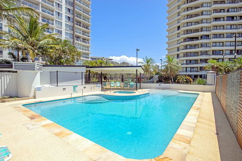 Burleigh Beach Tower - Holiday Adelaide 3