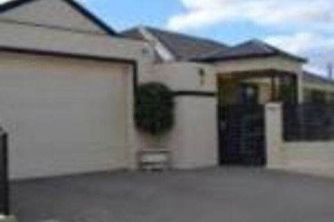 Sunset Retreat - Holiday Adelaide 0