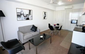 Under The Townsville Sun (694I) - Holiday Adelaide 1