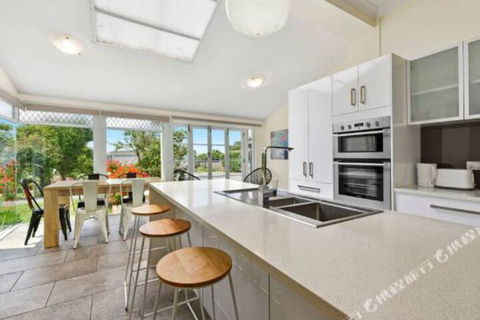 Rose Garden Spacious Family Home Near CBD - Holiday Adelaide 4