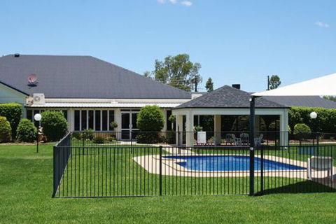 Mas Country Roma Explorers Inn Roma - Holiday Adelaide 1