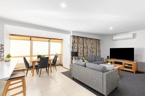 City Four Apartment - Holiday Adelaide 1