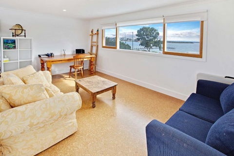 Waterfront Sanctuary Raymond Island Getaway - Holiday Adelaide 5