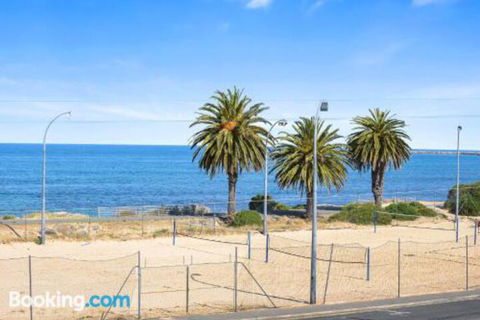 Bayline Beachfront Apartment No 4 - Holiday Adelaide 2