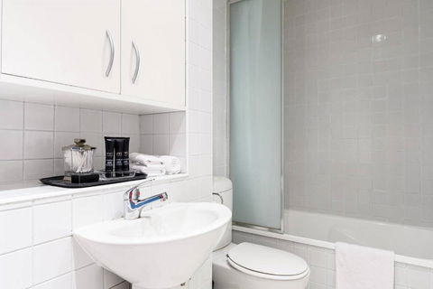 LUCY Stylish City Vibe & Views - Holiday Adelaide 4