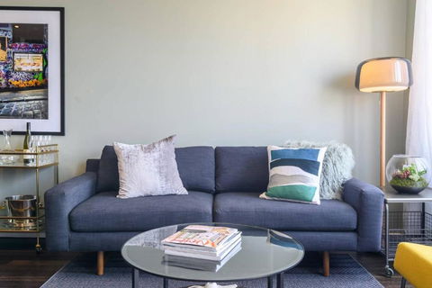 LUCY Stylish City Vibe & Views - Holiday Adelaide 3