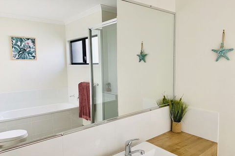 WHITSUNDAY Spacious & Comfortable Moments From Picturesque Boardwalk - Holiday Adelaide 5