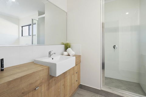 WHITSUNDAY Spacious & Comfortable Moments From Picturesque Boardwalk - Holiday Adelaide 3