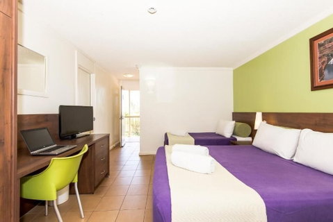 Hedland Hotel - Holiday Adelaide 5