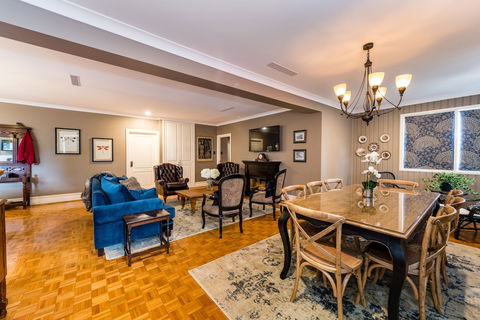 Hedge House- Luxury Space Style Location - Holiday Adelaide 3