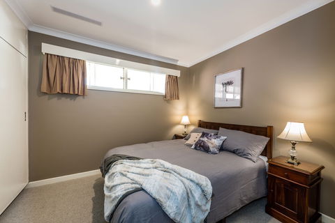 Hedge House- Luxury Space Style Location - Holiday Adelaide 6