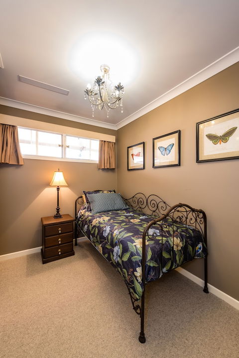 Hedge House- Luxury Space Style Location - Holiday Adelaide 4