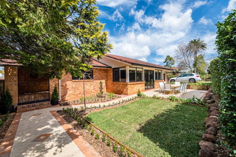 Hedge House- Luxury Space Style Location - Holiday Adelaide 1