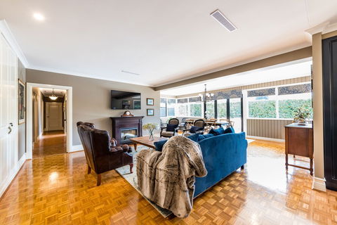 Hedge House- Luxury Space Style Location - Holiday Adelaide 5