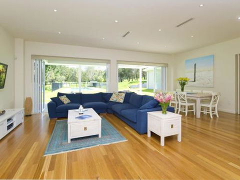 Echo Beach House 16 Reflections Dr Luxurious House With Magnificent Pool & Ducted Air - Holiday Adelaide 5